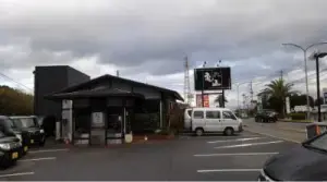 alt="新鮮で大きなネタ、そしてリーズナブルな価格が魅力の「亀正くるくる寿司」"