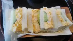 alt="岡本屋の地獄蒸しされたタマゴを使ったサンドウィッチ"
