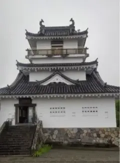 alt="杵築城の三層の天守閣"
