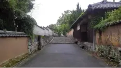 alt="谷筋に商家が並ぶサンドイッチ構造"