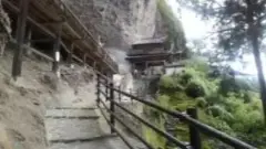 alt="羅漢寺の参道から山門を望む"