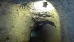 alt="青の洞門内部のノミの跡"