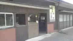 alt="むら上食堂の食堂とは思えない店構え"