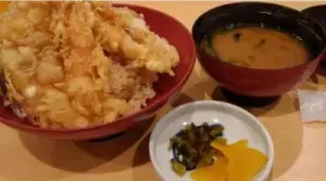 alt="特大のプリプリなエビが2匹、ナス、ピーマン、カボチャ、ニンジンが乗った「とよ常・特上天丼」"