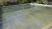 alt="ほんのり硫黄の香りがする「鉱泥温泉の露天風呂」"