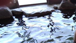 alt="日によってお湯の色が変わる「山の湯」”