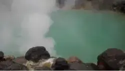 alt="コバルトブルーの神秘的な「海地獄」"