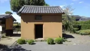 alt="福沢諭吉先生が青年期に勉学に励んだ土蔵"