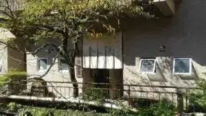 alt="ロープが張られた「金の湯」"