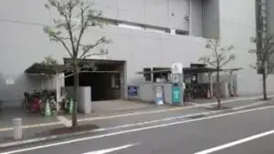 alt="ホテルの裏側にあるホテル専用駐車場の入口"