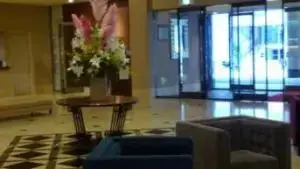 alt="高級感あるロビー"