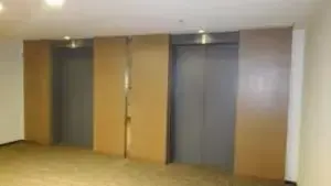 alt="オアシスタワーの高層階専用エレベーター”