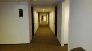 alt="オアシスタワーの客室フロワーの通路"