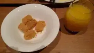 alt="朝食ブュッフェのきな粉餅とオレンジジュース"