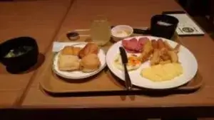 alt="朝食ブュッフェの一皿目"