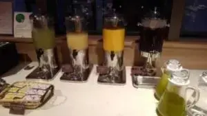 alt="朝食ブュッフェのカボスジュース"