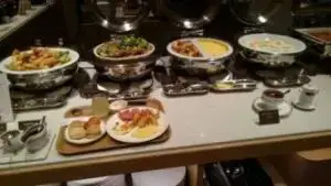 alt="朝食ブュッフェのとり天"