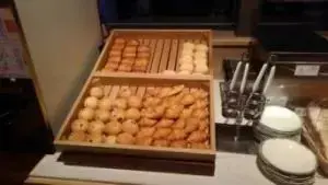 alt="オアシスタワーの朝食ブッフェのパン"