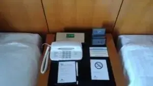 alt="ベット脇のスマホコンセント"