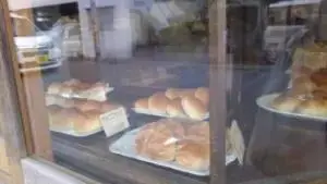 alt="レトロなショーケースに並ぶパン（旧価格）"