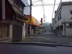 alt="とらやの手前を右折する"
