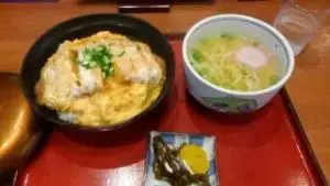 alt="金比羅うどんのカツ丼セット"