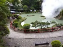 alt="上から見るとハート型になっている「白池地獄」"