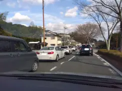 alt"海地獄の駐車場に行く車の渋滞"