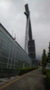 alt="グローバルタワーの外観"