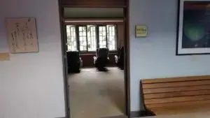 alt="川のせせらぎが聞こえるマッサージルーム"