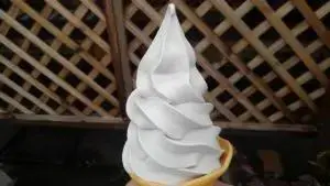 alt="黒ごまの薫りがお口一杯に広がる黒ゴマソフトクリーム"