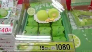 alt="かぼす果汁で作ったクリームとスポンジがふんわりと軽い食感の「かぼす＆かぼす」"