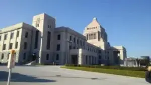 alt="見学者の特権・国会議事堂を目の前から撮影"