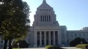 alt="見学者の特権・国会議事堂をバックに撮影"