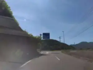 alt="三叉路で右折”