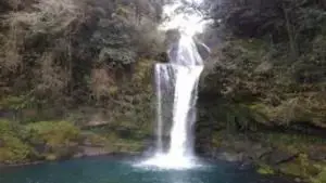 alt="道の駅に隣接している「慈恩の滝」"