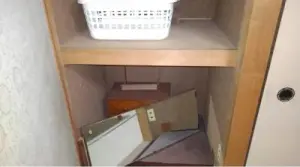 alt="押入れのがらくたの山"