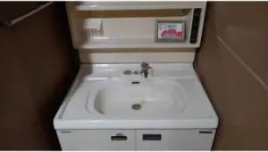 alt="水垢が付いた洗面台"