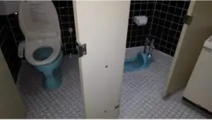 alt="後付けされた洗浄便座"