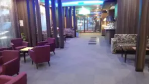 alt="綺麗な本館ロビー"