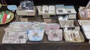 alt="猫グッズのお土産コーナー"