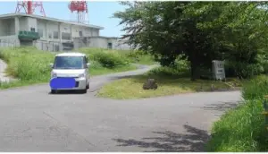 alt="テレビ塔へ続く道"