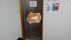 alt="心霊写真と思ったガラス越しの光"