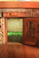 alt="内部は約6帖ほどの広さで、高さは約1mほどの「蒸し湯」"