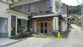 alt="客室がたった3部屋しかない隠れ家のような小さな旅館「湯元屋旅館」