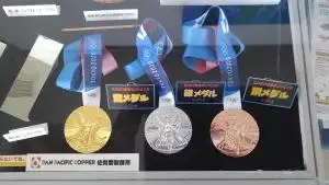 alt="東京オリンピックの金メダル、銀メダル、銅メダル"