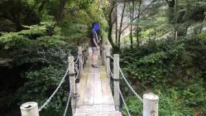 alt="露天風呂までの吊り橋"
