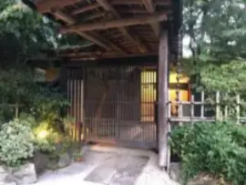 alt="利休鼠の玄関"