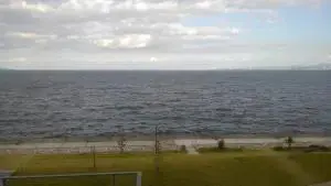 alt="大江戸温泉物語 別府清風の客室窓から見える日中の別府湾"