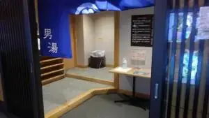 alt="大江戸温泉物語 別府清風 大浴場 男湯の暖簾"